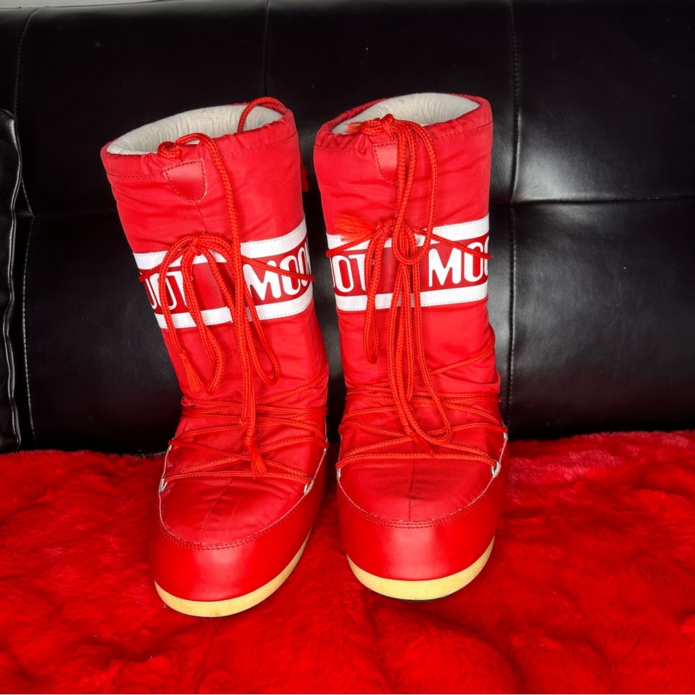 MOONBOOTS.